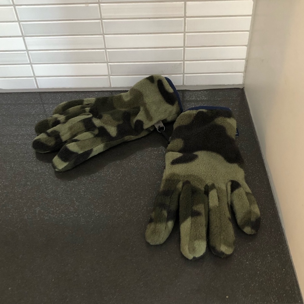 GAP kids fleece camouflage gloves